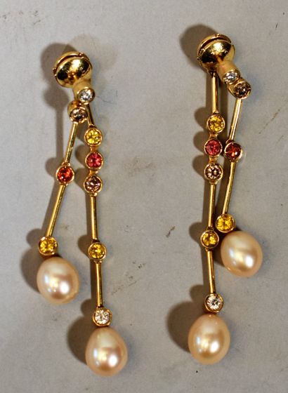 null CHANEL: Pair of neglected gold earrings. Gross weight 14.3 g.