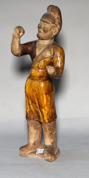 null CHINE, époque TANG : STATUETTE de palefrenier en terre cuite à glaçure jaune...