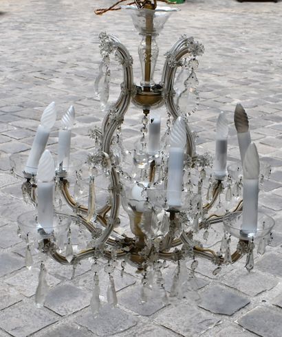 Chandelier with six lights and pendants.