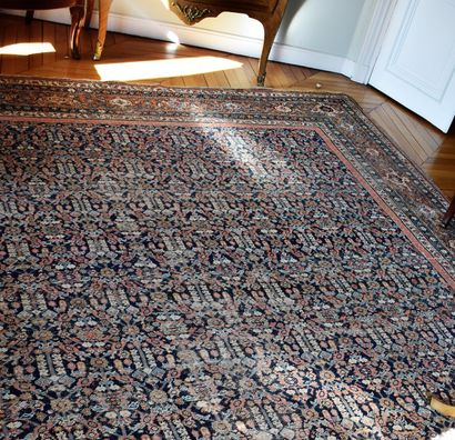 null LARGE oriental rug, blue background with wide edges (wear). Length. 390 - Width....