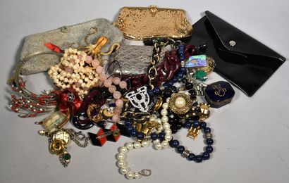 null Fancy JEWELLERY LOT: necklaces, rings, brooches, earrings, small boxes. 

JOINT:...