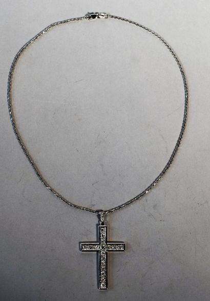 null CHAINETTE necklace in white gold (750) with PENDANT cross set with 17 brilliants....