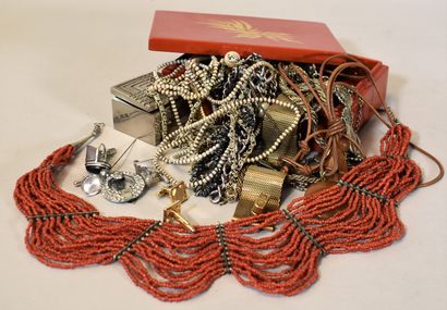null Fancy JEWELLERY LOT. JOINT : Red lacquered box.