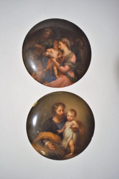 PAIR OF ROUND MEDALS in porcelain: The Madonna...
