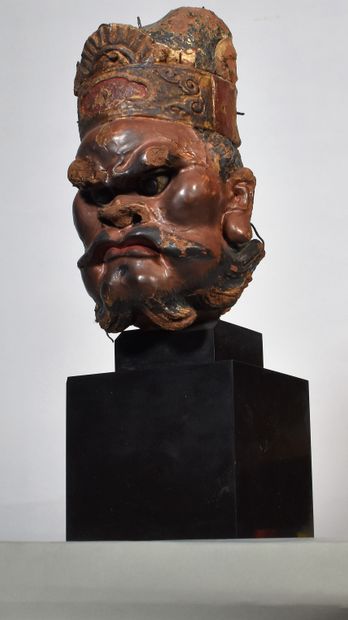 null JAPAN: warrior's head crowned in painted or polychrome lacquered wood. Black...
