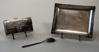 null PORTE-CIGARETTES en argent russe damasquiné.

JOINT : une cuillère à moka en...