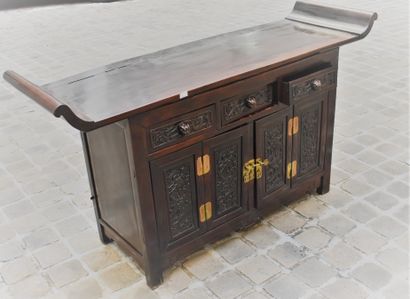 null TABLE D’AUTEL chinois en bois dur sculpté, ferronnerie en métal doré.