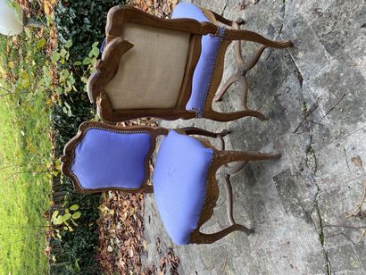 null TWO CHAIRS in moulded and shell-carved natural wood, the flat backrest resting...