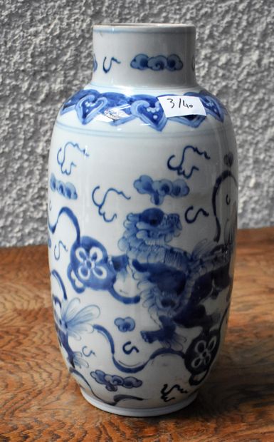 China VASE in blue and white porcelain.