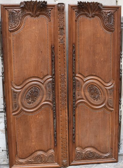 null Norman oak cabinet with pigeon pecking decoration. 19th century.