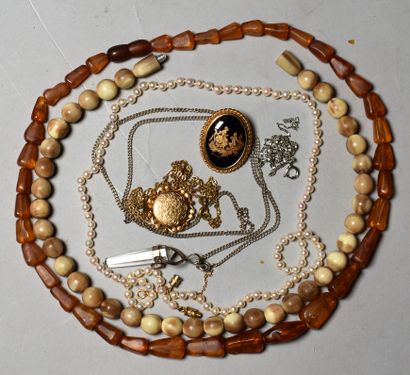 null Fancy JEWELLERY LOT: Pearl necklace, amber necklace and miscellaneous.
