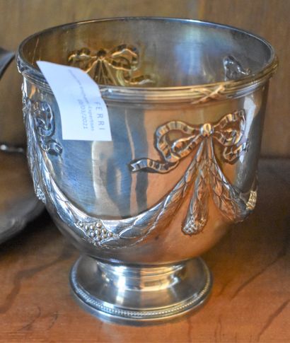 null RISLER & SQUARE: SMALL silver garland bucket. Weight 286 g.