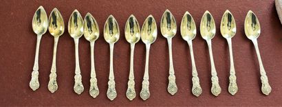 null TWELVE TWELVE SPOONS of jam in vermeil with foliage decoration. Total weight...