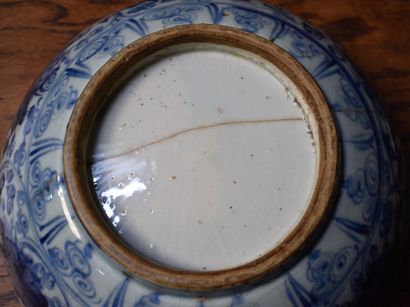 null COUPE Chine en porcelaine bleu et blanc (fêlée). XVIIIe siècle. Socle bois.