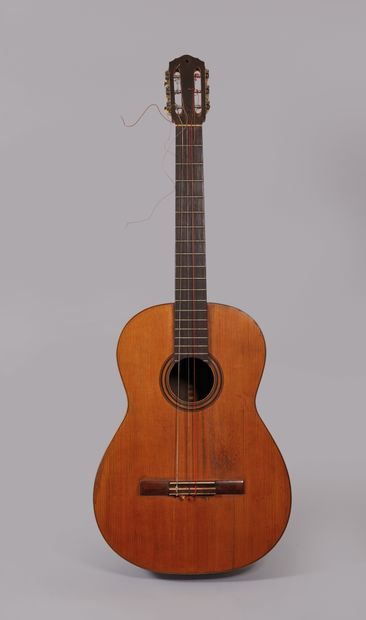 null 
Guitare classique de Manuel RAMIREZ, au millésime de 1900 à Madrid.




Il...