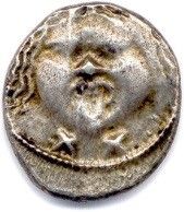  ÉTRURIE – POPULONIA vers 450 avant J.-C. Tête de Gorgone de face tirant la langue....