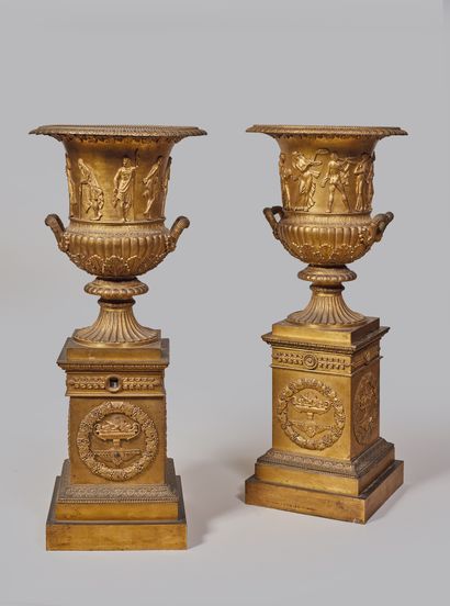null THOMIRE - Paire de grands vases Médicis à deux anses, dits aussi vases Borghèse,...