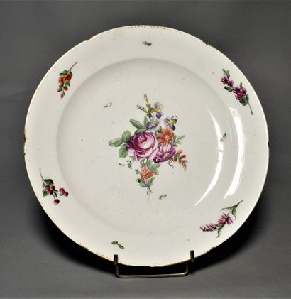 null DRINKS : Porcelain plate with polychrome floral decoration, marked. 18th century....