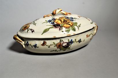 null ROANNE (?) : Oval earthenware TERRIN with polychrome floral decoration (crack,...