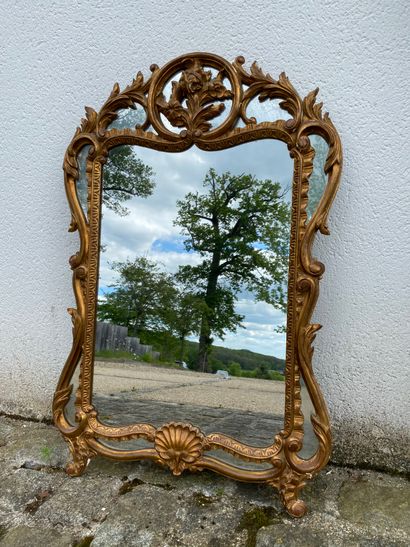 null MIROIR en bois doré à fronton, style Régence. Haut. 60 – Larg. 45 cm