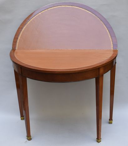 null Mahogany half-moon table, Louis XVI style (small restorations). Height 75 -...