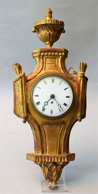 null CARTEL d'applique porte-montre en bois doré surmonté d'un vase et flanqué de...