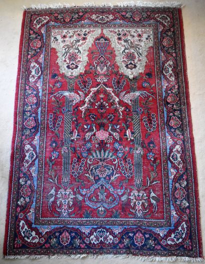 null RUG with a red background, mihrab and two phoenixes (worn). Length 200 - Width...
