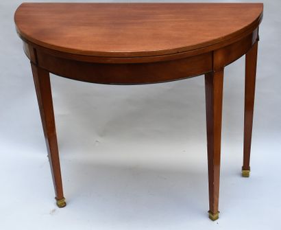 null Mahogany half-moon table, Louis XVI style (small restorations). Height 75 -...