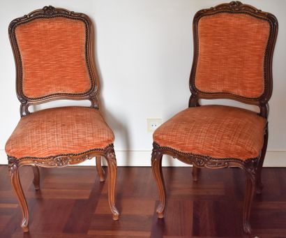 null PAIR OF CHAIRS in natural wood, moulded and carved, Louis XV style. Red velvet...