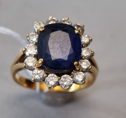 null Yellow gold ring set with a cushion cut sapphire in a setting of 14 small diamonds....