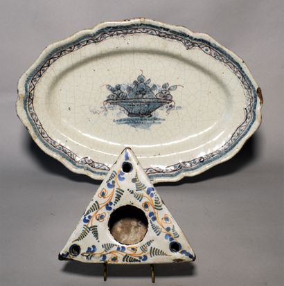 null PLAT cul noir en faïence (Diam. 37 cm) et ENCRIER triangulaire en faïence (Côté...