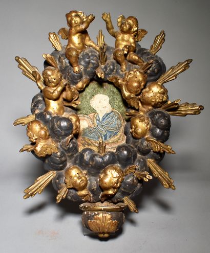 null BENITIER en bois laqué gris et doré à décor de neuf têtes d'angelot sculptées,...