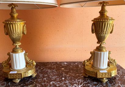 null 
PAIRE DE LAMPES montées à motif de vase surmontant une colonne, en bronze doré...