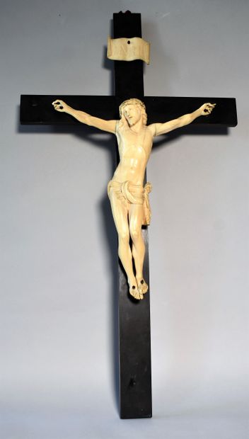 null CRUCIFIX à suspendre en bois noir représentant le Christ surmonté du titulus...