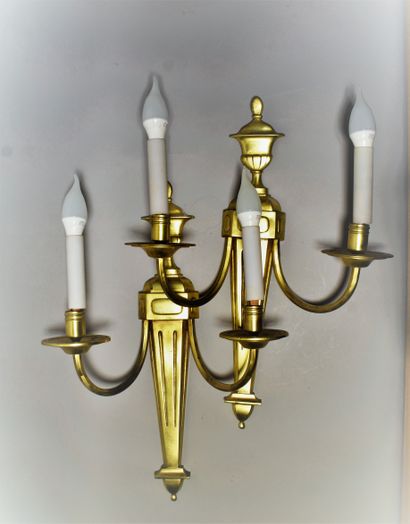 null PAIRE D'APPLIQUES à deux lumières en bronze doré, style Louis XVI. Haut. 50...