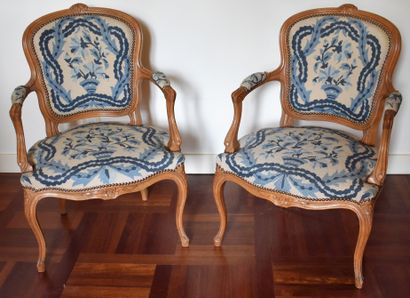 null Pair of cabriolet armchairs in natural wood, moulded, Louis XV style. Blue and...
