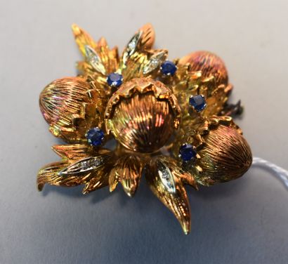 null Gold "hazelnut" brooch set with small white or blue stones (debris). Gross weight...