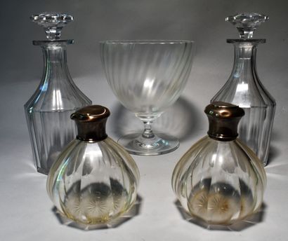 null LOT DE CRISTALLERIE : UNE PAIRE DE CARAFONS, UNE COUPE torsadée sur pied et...