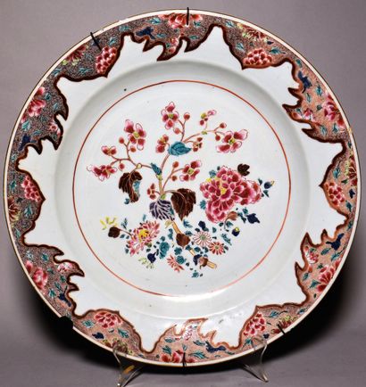 null CHINA, 18th century : Round porcelain dish of the pink family. Diam. 39,5 cm...