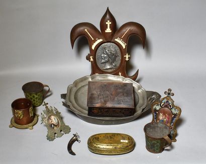 null LOT OF PIECE OBJECTS, two tin cups, two various pewter, Dutch brass snuffbox...