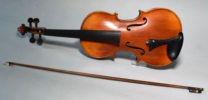 null Leon Bernadel violin (Length 60,5 cm) in its case.

JOINT: A BOW.

Lot delivered...