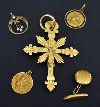 null LOT OR : une croix, deux médailles religieuses, un pendentif ajouré serti de...