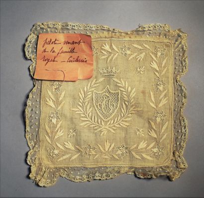 null LOT OF various LACE including a PELOT set with a coat of arms, bearing the label...