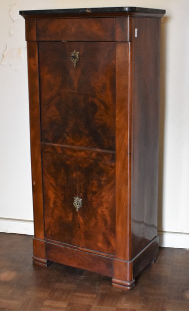 null Mahogany veneered narrow chest of drawers with marble top. 19th century. Height...