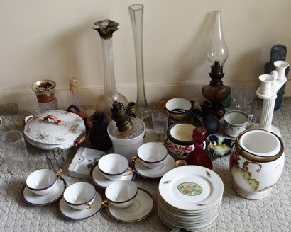 null LOT DE BIBELOTS : vases, tasses à thé, lampes à pétrole, bougeoir et divers.

Lot...