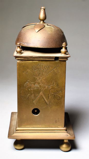 null HORLOGE DE TABLE en bronze doré à décor de rinceaux découpés sous le cadran,...