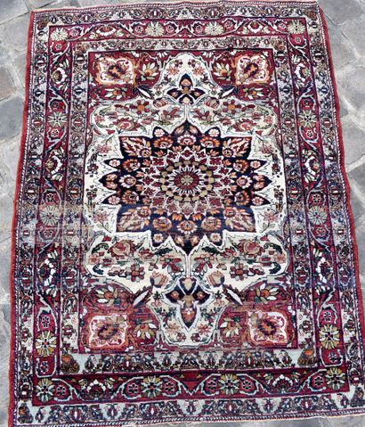 null 
LOT DE QUATRE TAPIS Orient : L'un fond bleu, centre et écoinçons rouges, usures...