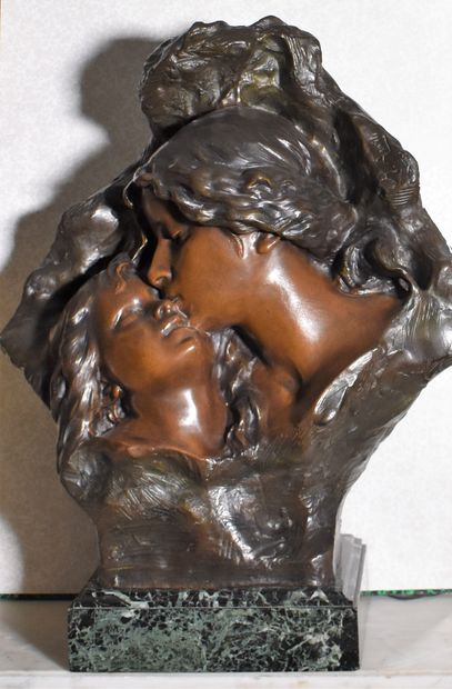 null Richard AURILI (1834-1914) : The maternal kiss. Brown-green patina metal, marble...