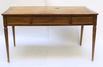 null Louis XVI style desk with 3 drawers (3 keys). Height 77 - Width 140 cm

Lot...