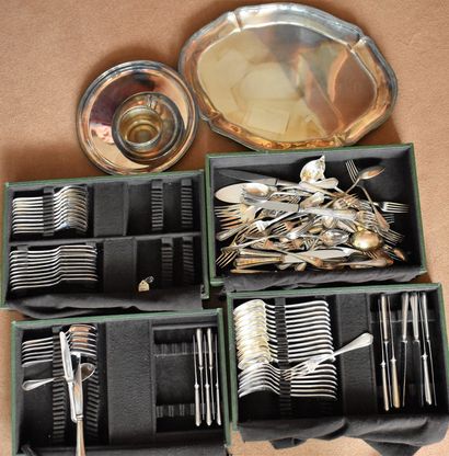 null LOT OF silver-plated cutlery, some Christofle, a cup and its saucer, two dishes.

Delivered...